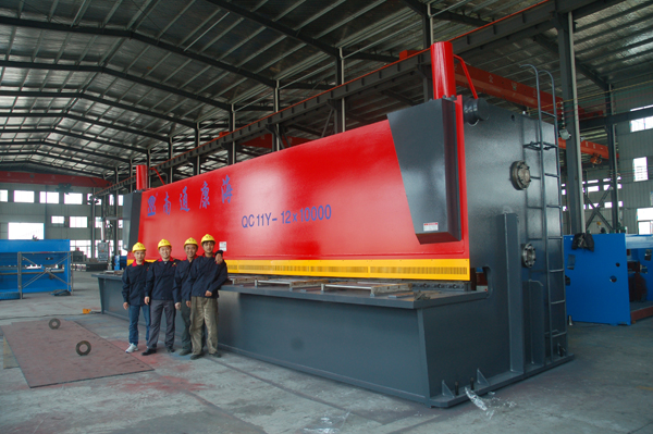 QC11Y-12X10000大(dà)型液壓(ya)閘式剪(jian)闆機