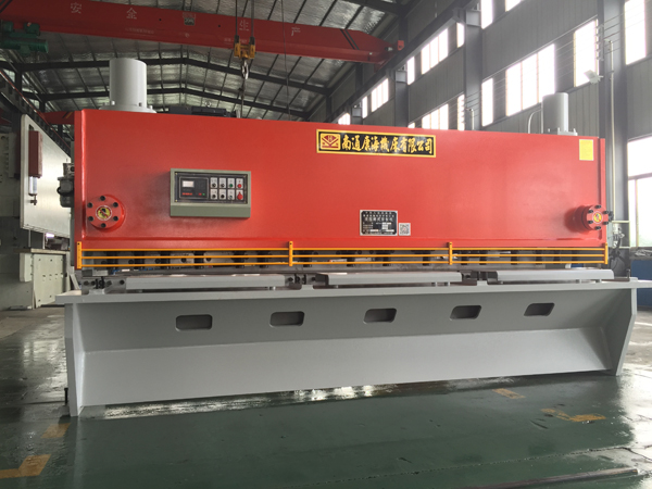 深喉(hou)口剪闆(pan)機